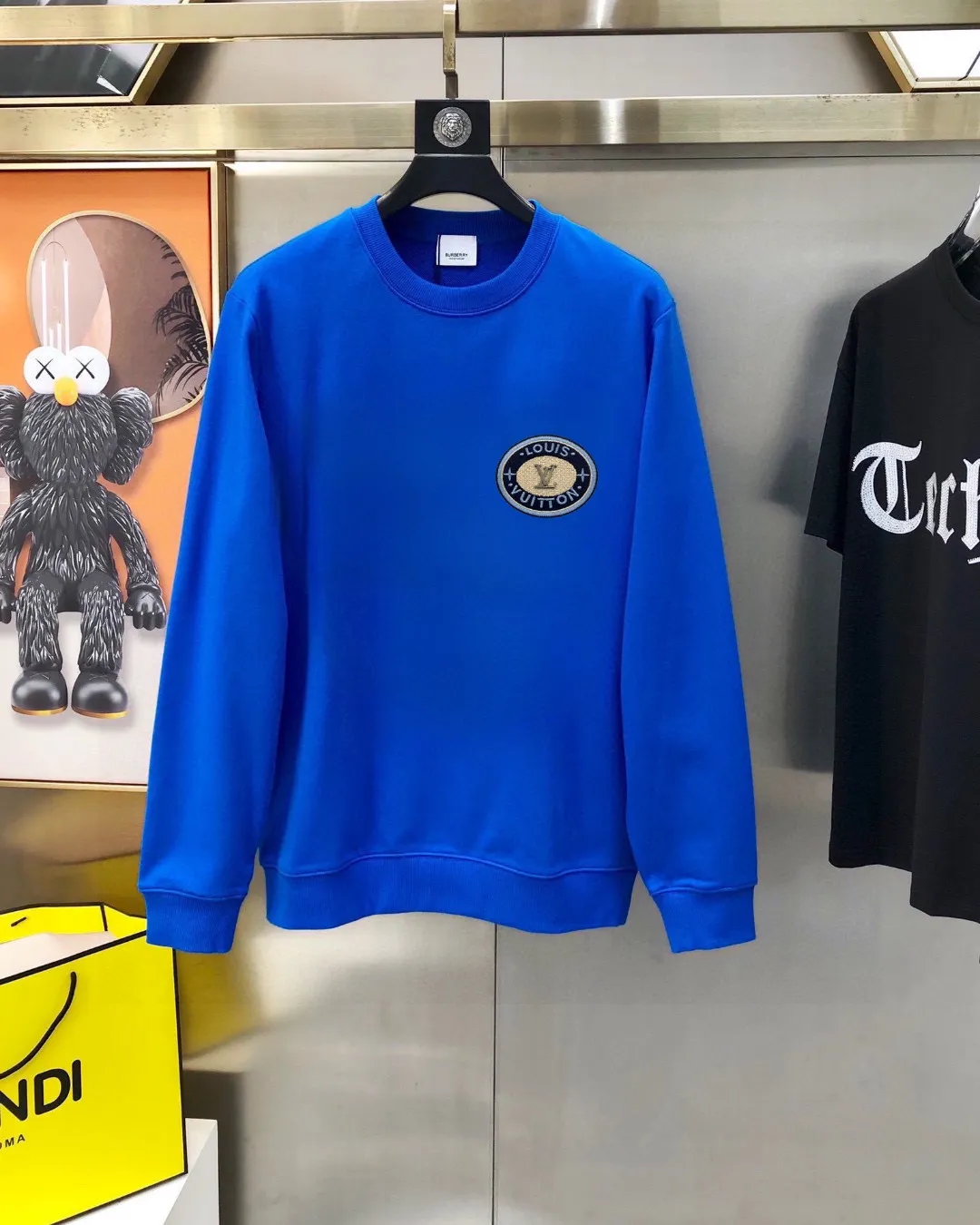 🅿️220 brand [LV Louis Vuitton] (good news for fat people) 2025ss autumn latest long-sleeved round-neck sweatshirt, on sale simultaneously on the official website. Refreshing and breathable. Made of top Tencel Roman. Comfortable and soft. 3D three-dimensional clarity. Super fashion sense. Great for gifting and keeping for yourself. Size: M-5XL (can wear up to 220 pounds)